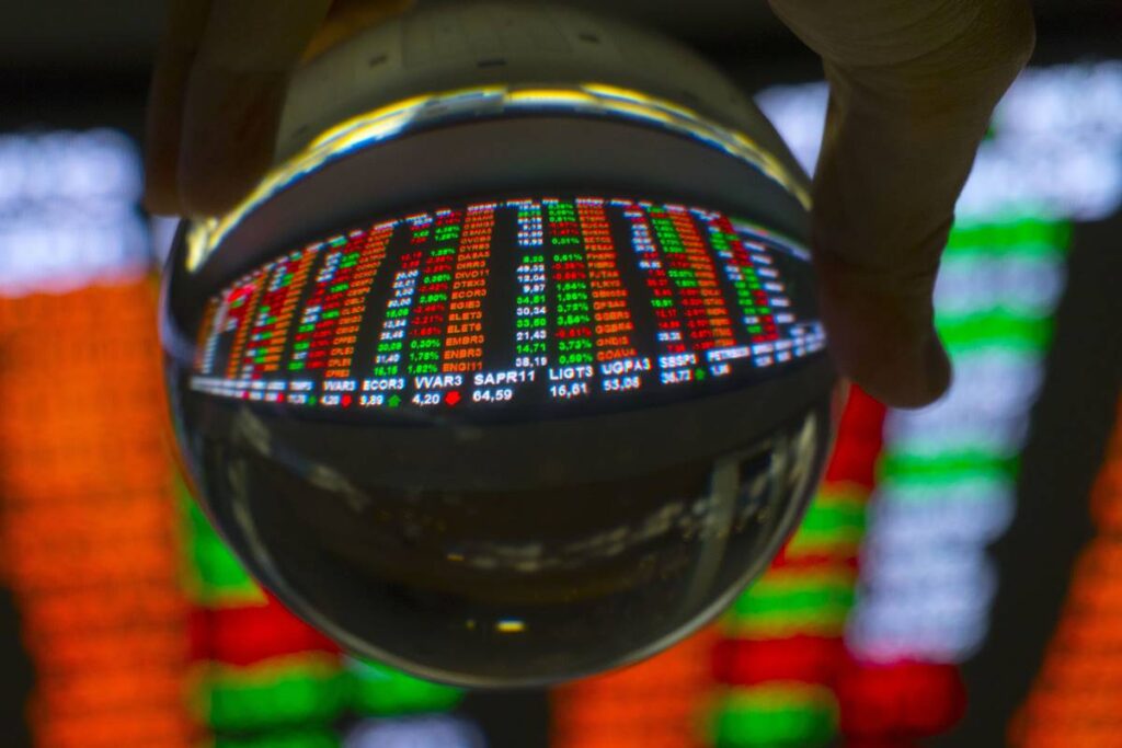 bolsa-hesita-com-aprovacao-de-lula,-mas-bate-novo-recorde.-dolar-cai