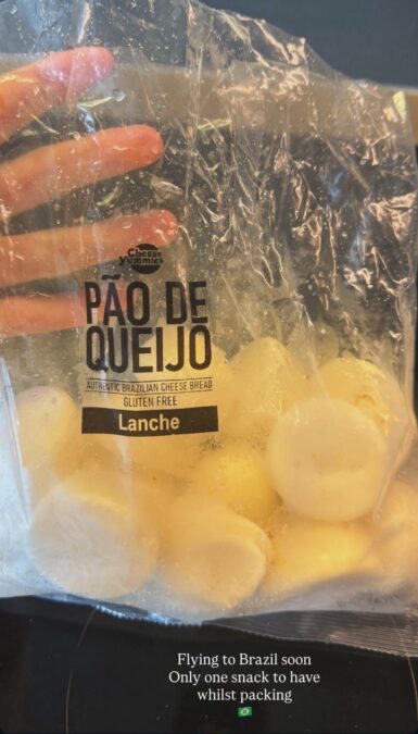 A caminho do Brasil, Jessie J posa com pães de queijo: “Único lanchinho possível”