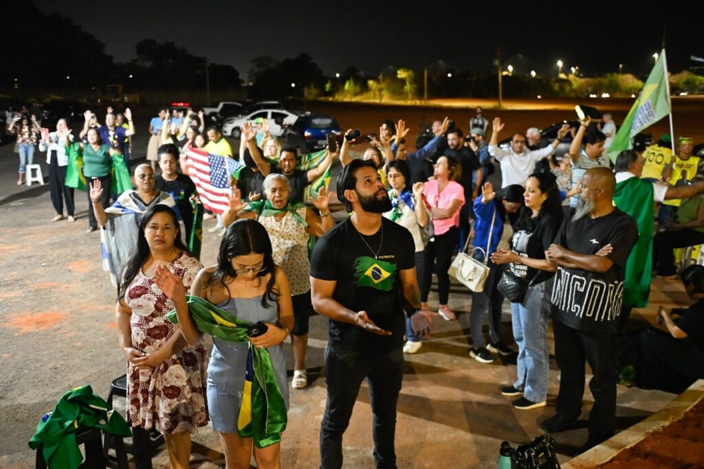 apos-condenacao,-apoiadores-fazem-vigilia-no-condominio-de-bolsonaro