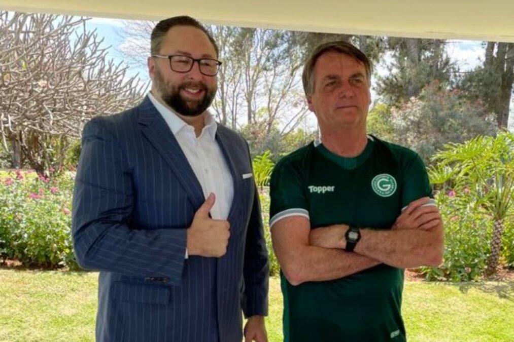 Conselheiro de Trump posta foto com Bolsonaro e ameaça ministros do STF