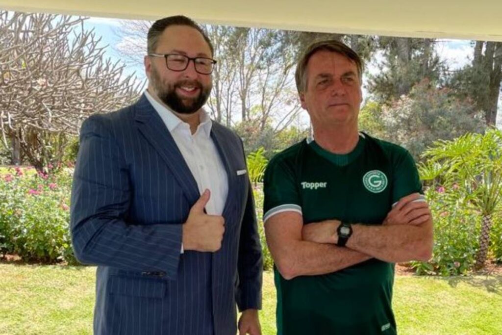 conselheiro-de-trump-posta-foto-com-bolsonaro-e-ameaca-ministros-do-stf