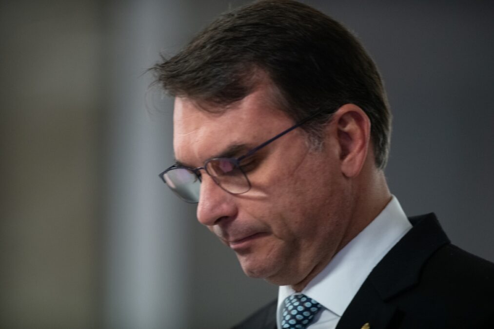 Flávio visita Jair Bolsonaro um dia após condenação no STF
