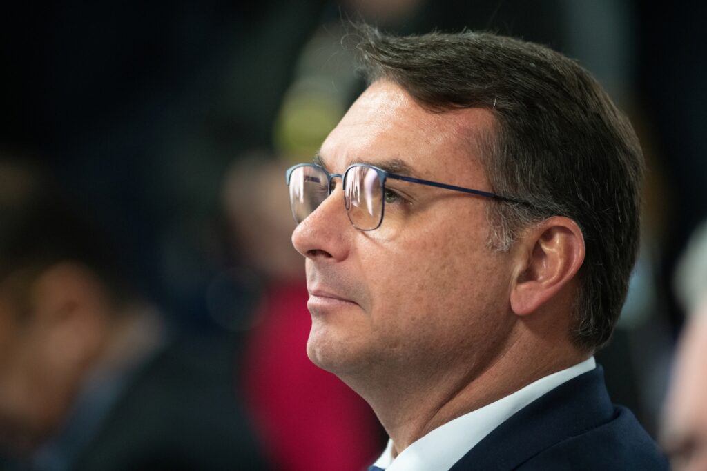 flavio-bolsonaro-compara-ministros-a-hienas-que-atacaram-“leao”-fux