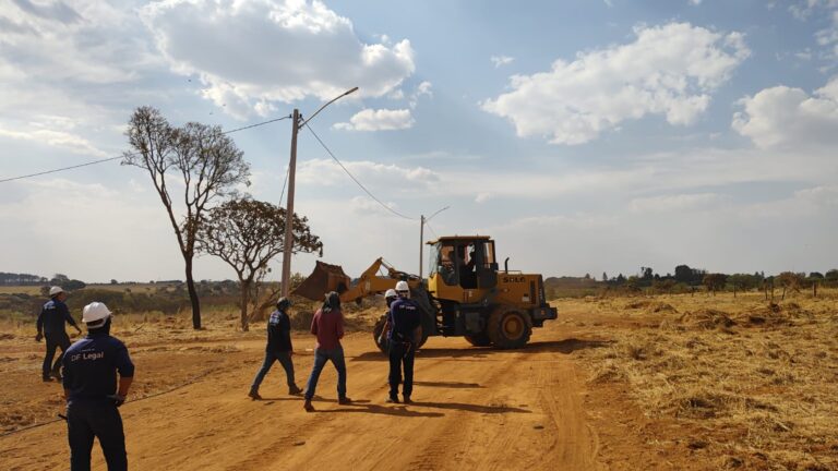 operacao-conjunta-passa-o-trator-em-area-ocupada-irregularmente-no-df
