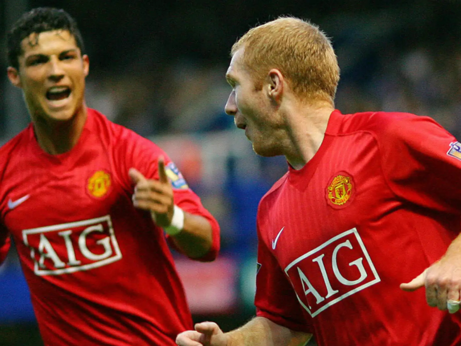 De passes a copos: Ex-astro do United vira atração como barman em pub de Manchester