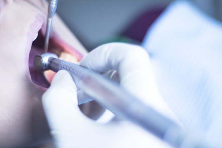 dentista-faz-procedimentos-esteticos-irregulares-e-deforma-pacientes