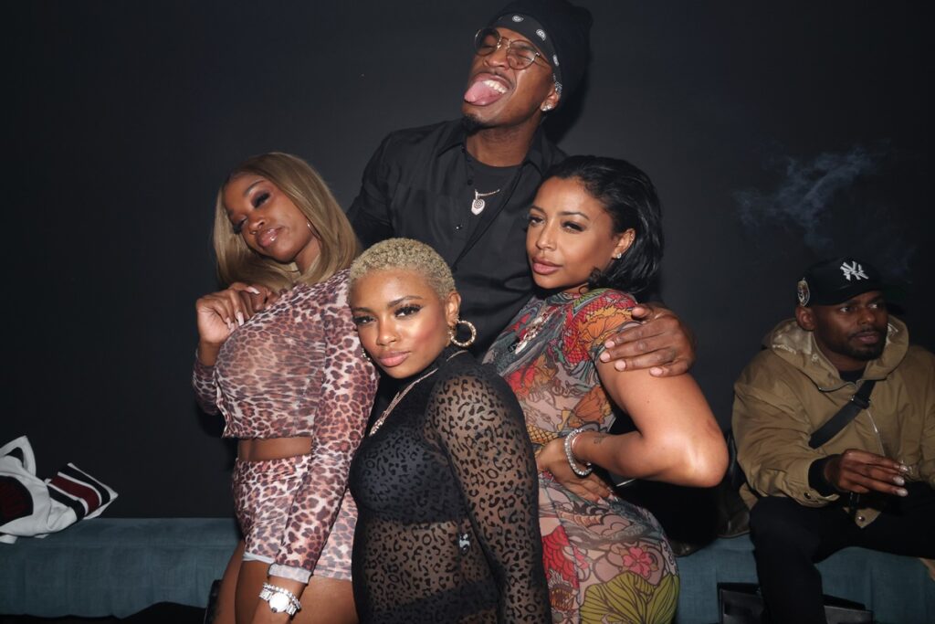 ne-yo-da-detalhes-de-relacao-com-quatro-namoradas-e-cama-gigante