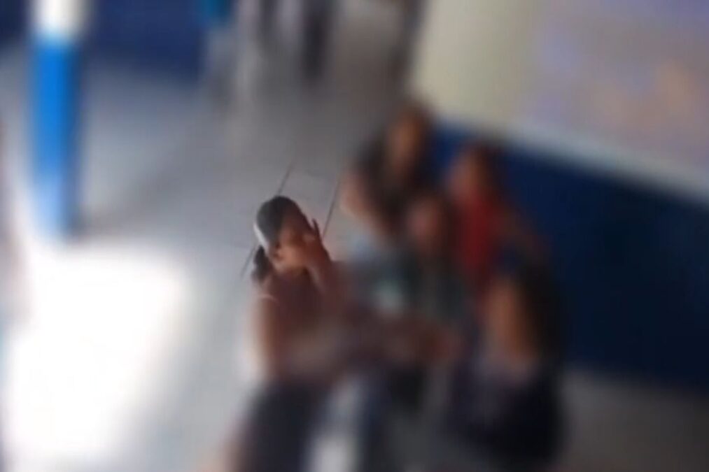 Vídeo mostra menina espancada em escola pedindo ajuda após ataque