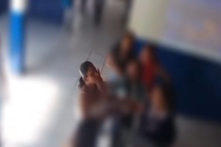 video-mostra-menina-espancada-em-escola-pedindo-ajuda-apos-ataque