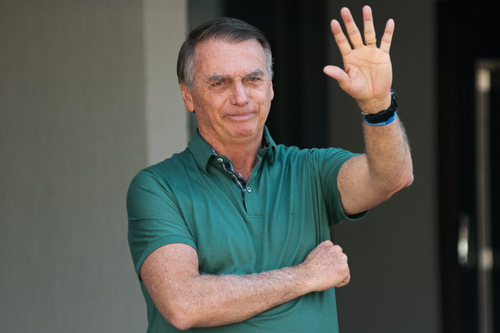 apos-condenacao,-bolsonaro-sai-de-casa-pela-1a-vez-para-ir-a-hospital