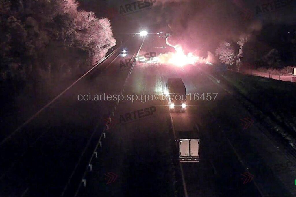 caminhao-com-garrafas-pet-pega-fogo-em-rodovia-no-interior-de-sp