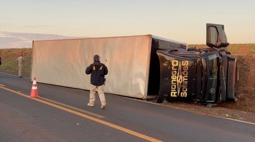 caminhao-da-dupla-rionegro-&-solimoes-se-envolve-em-grave-acidente-no-pr