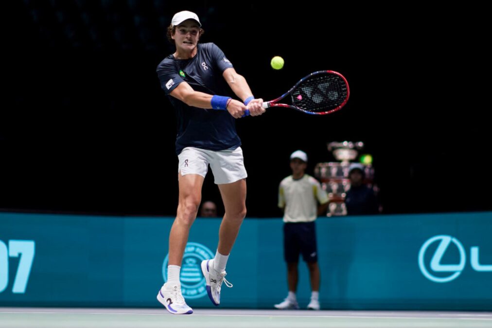 João Fonseca vence Tsitsipas e garante Brasil nos qualifiers da Davis