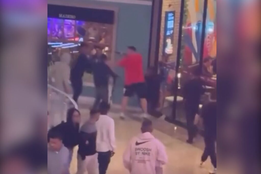 video:-homem-saca-arma-para-separar-briga-de-jovens-em-shopping-no-abc