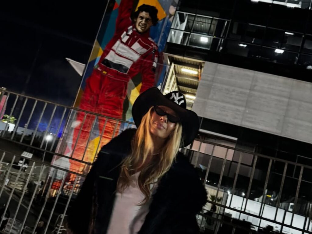 adriane-galisteu-posa-em-frente-a-mural-de-ayrton-senna-durante-festival