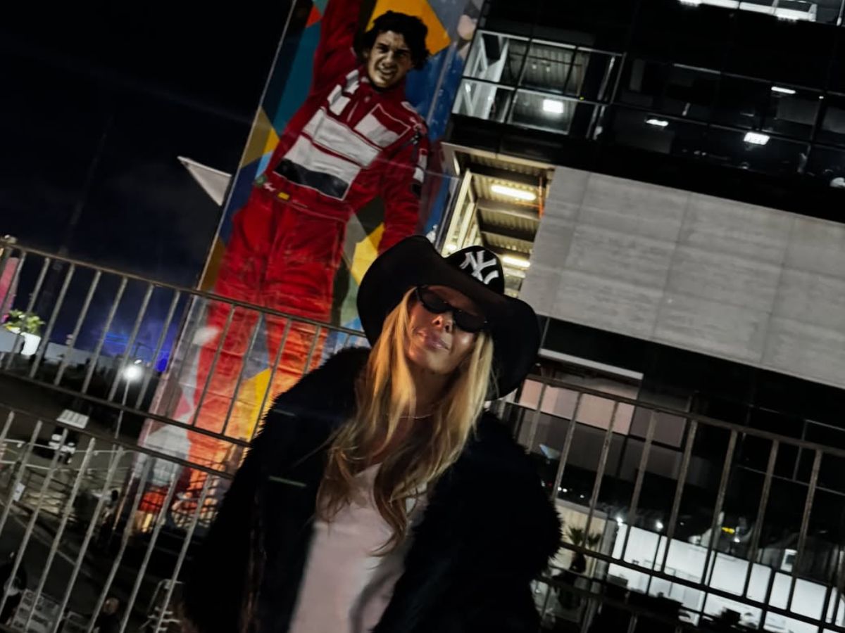 Adriane Galisteu posa em frente a mural de Ayrton Senna durante festival