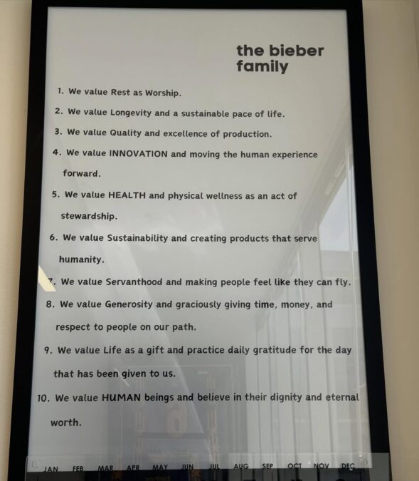 Justin Bieber compartilha lista de “10 regras” de sua família