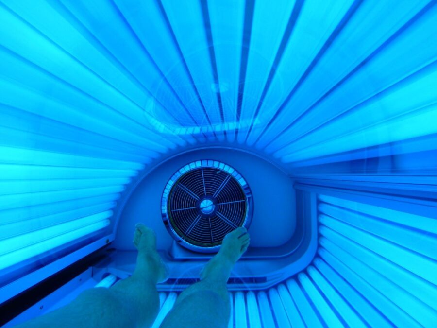 Câmaras de bronzeamento artificial: saiba os motivos da proibição da Anvisa e os riscos à saúde