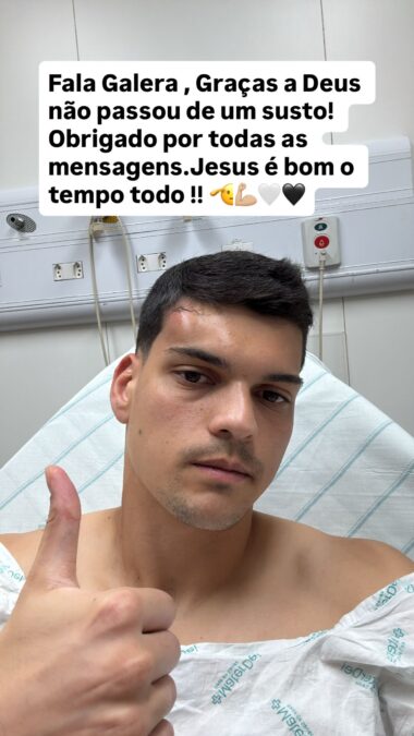Goleiro do Santos fica com galo na cabeça e sai de ambulância de campo
