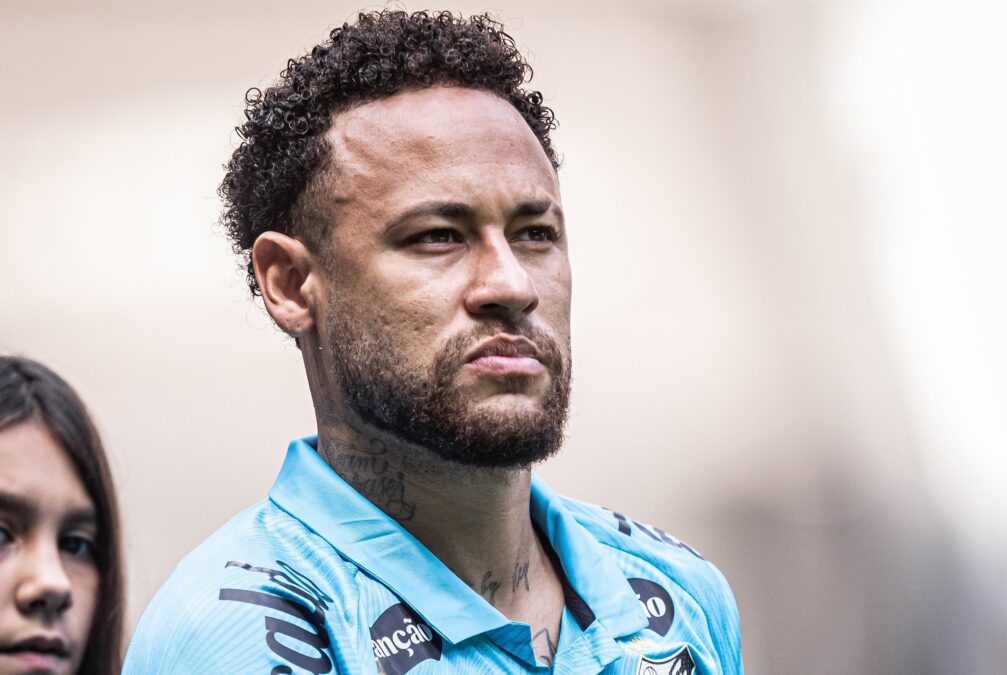 Neymar critica sintético após empate contra o Atlético-MG: “Uma merda”