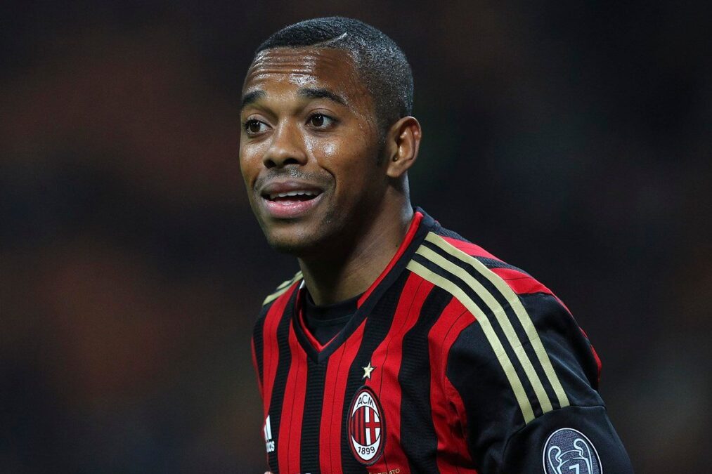 Robinho é visto falando sozinho dentro do presídio Tremembé