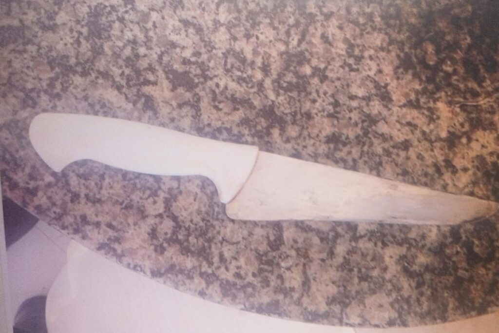 homem-e-preso-apos-ameacar-a-mae-com-faca-e-furar-pneus-do-carro-dela