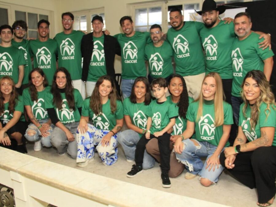 Dado Dolabella participa de desfile por crianças com câncer