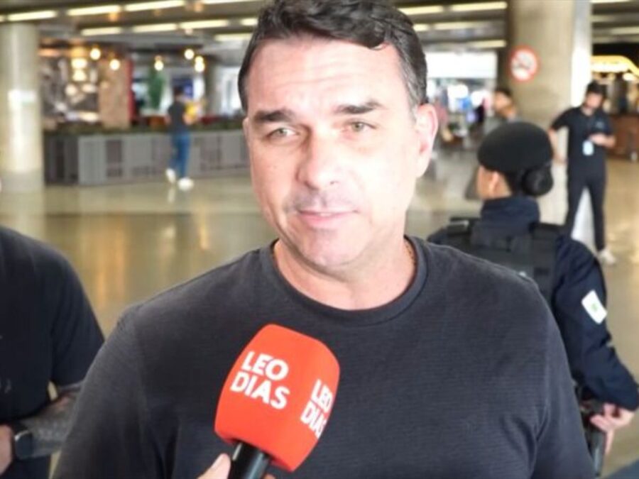 “Não existe anistia meia-bomba”, diz Flávio Bolsonaro sobre proposta alternativa