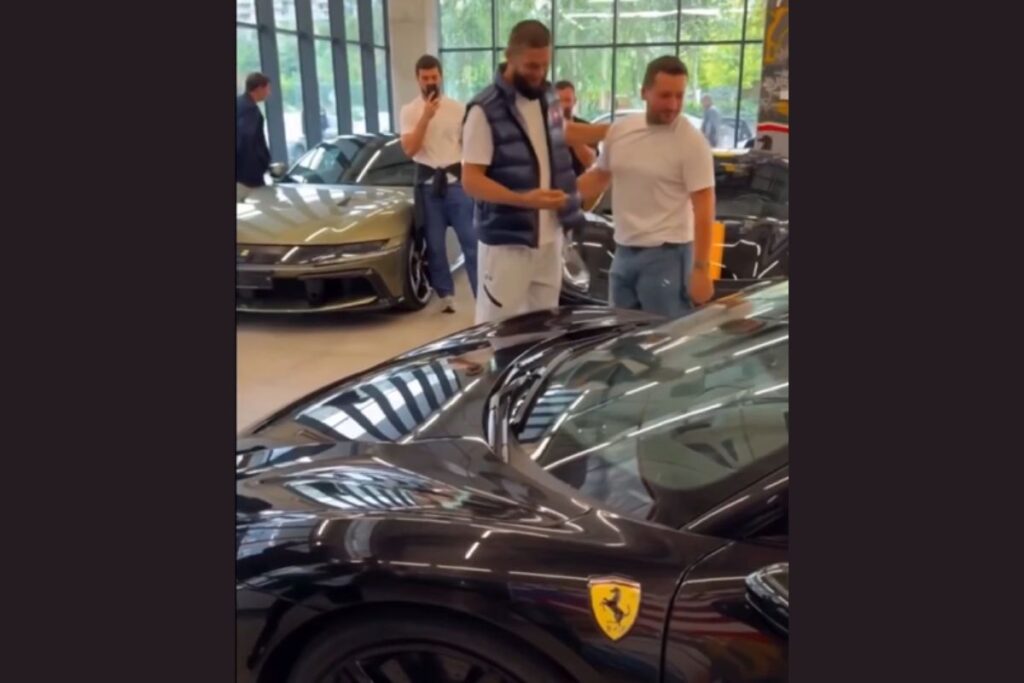 video:-campeao-do-ufc-ganha-ferrari-de-quase-r$-2-milhoes-de-amigos