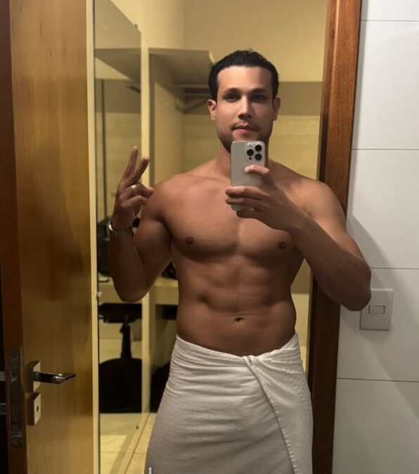 Sem limites! Israel Novaes causa alvoroço na web ao postar foto só de toalha