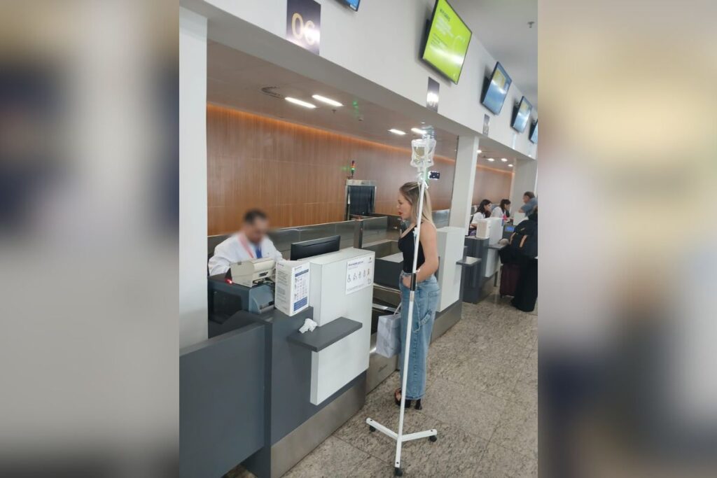 influencer-diz-que-perdeu-voo-por-ser-impedida-de-embarcar-com-soro