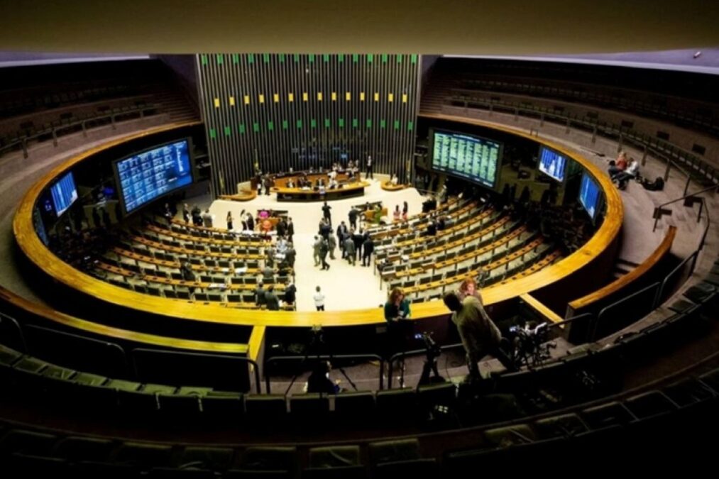 Saiba como votou cada deputado no 1º turno da PEC da Blindagem