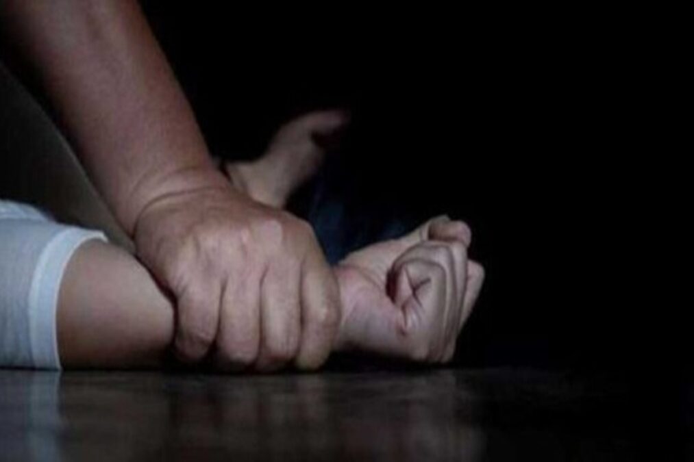 Três adolescentes torturam e estupram namorada de rival por vingança