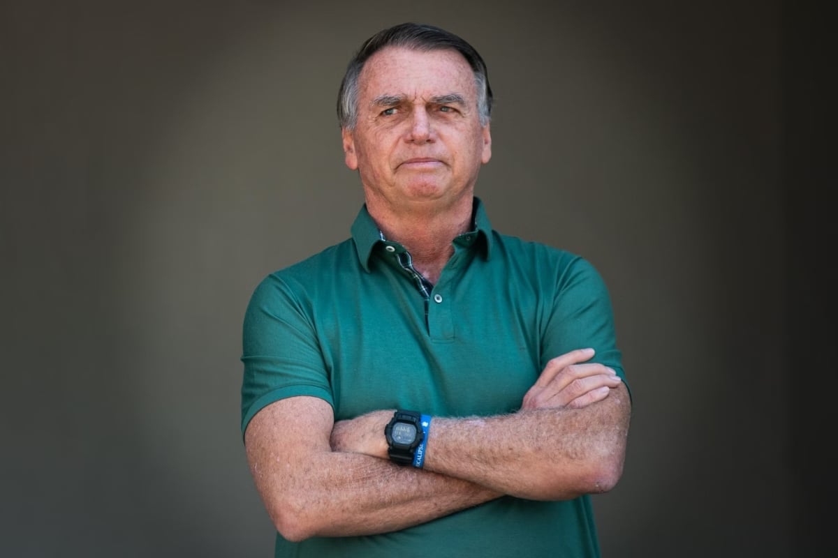 Jair Bolsonaro chegou a ficar sem respirar por 10 segundos ao passar mal, diz Flávio