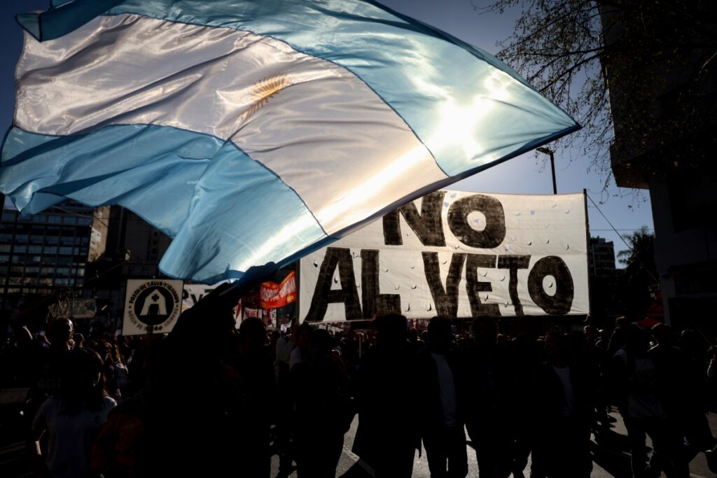 milei-adota-tom-moderado-a-afetados-por-ajuste-apos-serie-de-derrotas