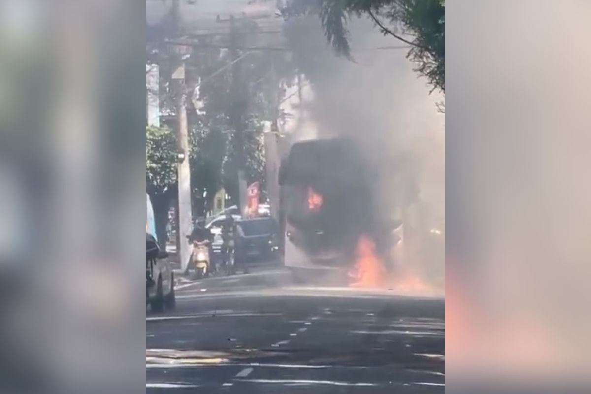 Vídeo: ônibus é destruído por chamas em São Paulo após pane elétrica