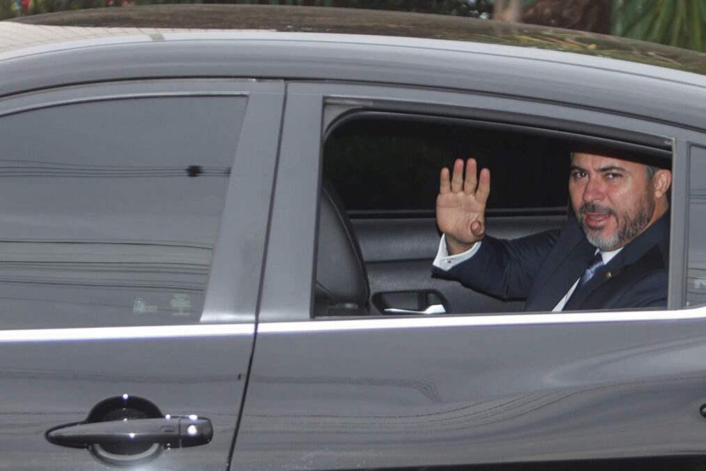 “Está melhor”, diz senador após visitar Bolsonaro em prisão domiciliar