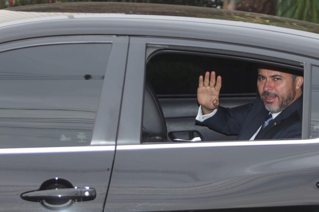 “esta-melhor”,-diz-senador-apos-visitar-bolsonaro-em-prisao-domiciliar