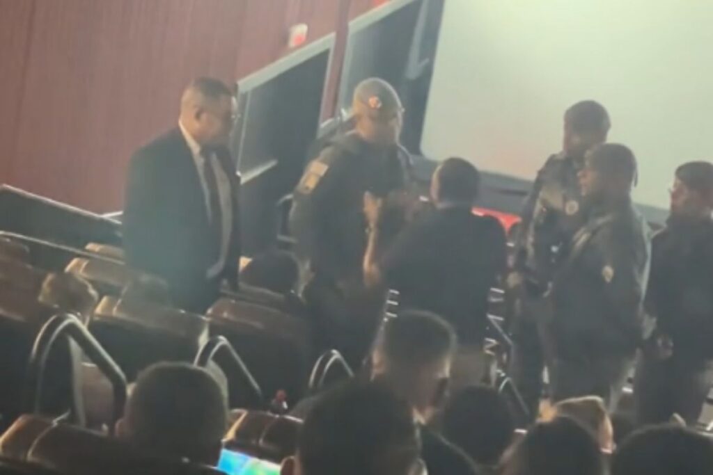 mae-leva-criancas-para-ver-anime-em-cinema-e-pm-de-sp-e-acionada