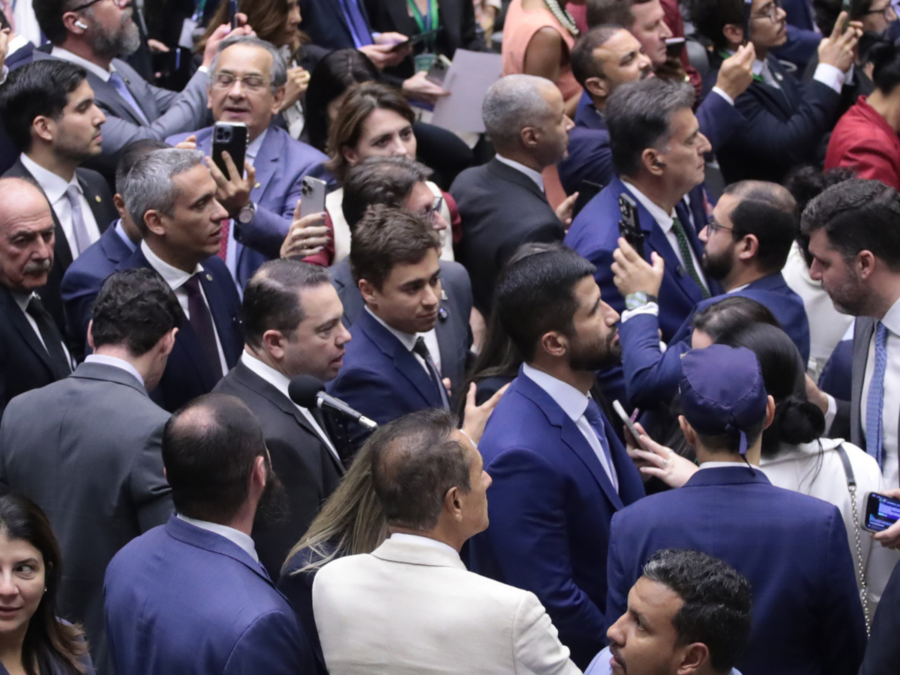 Câmara do Deputados aprova regime de urgência para projeto sobre anistia