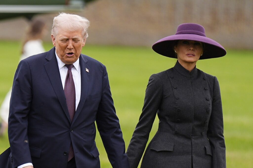 protestos-marcam-chegada-de-trump,-que-busca-comercio-com-reino-unido