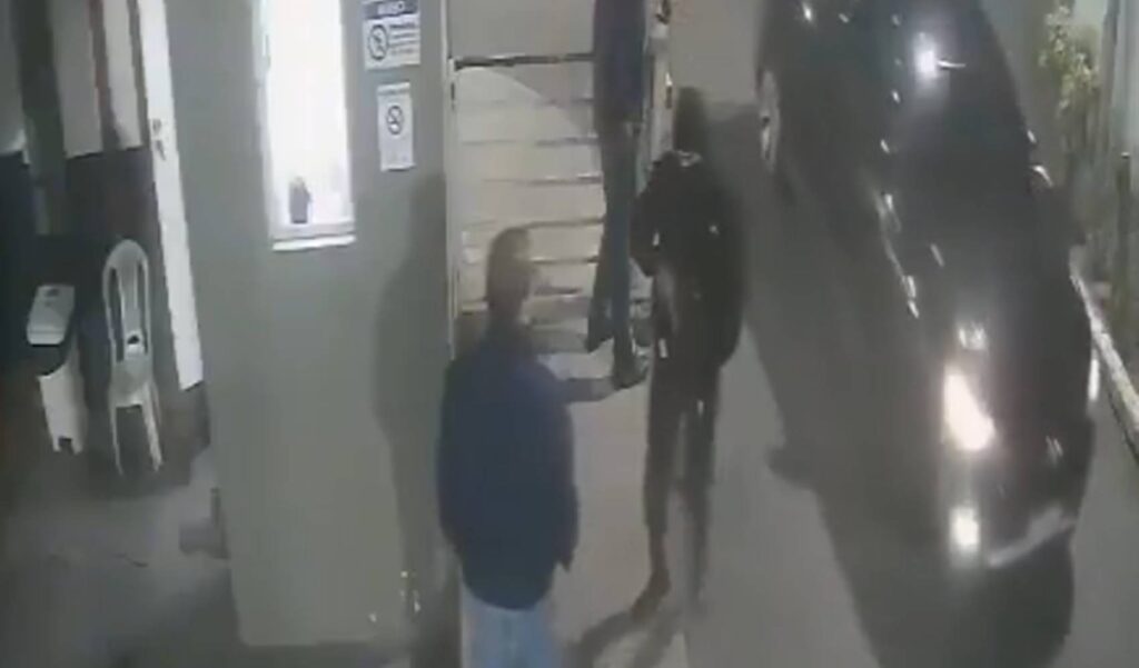 criminosos-invadem-hospital-no-rj-para-matar-homem-baleado.-video