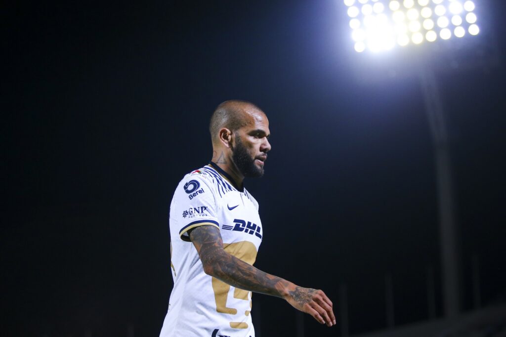 daniel-alves-e-condenado-pelo-tas-a-indenizar-o-pumas;-entenda