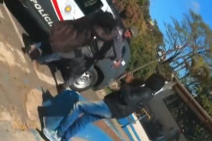 video:-pm-agride-mulher-com-tapa-no-rosto-em-frente-a-upa-no-interior