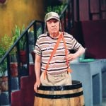 homem-fantasiado-de-chaves-e-preso-com-maconha-no-rj-e-imita-personagem-ao-ser-detido