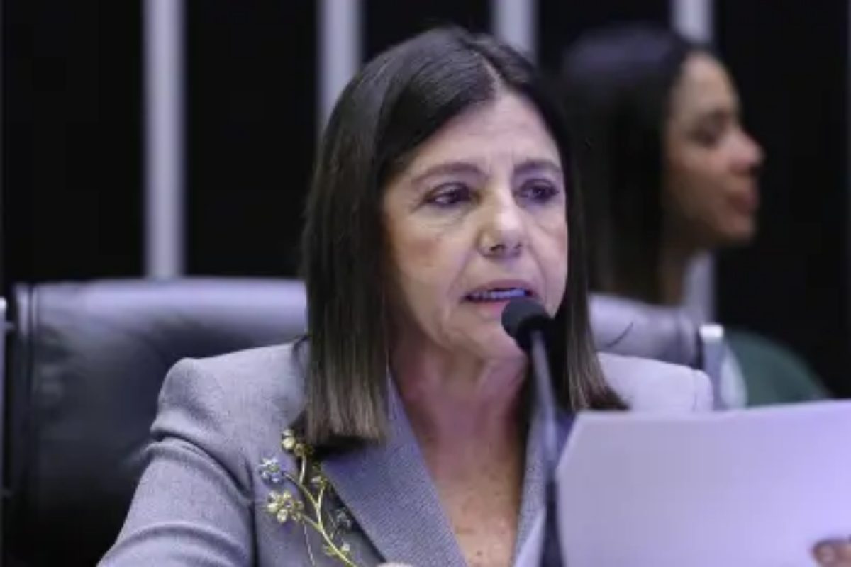 Roseana Sarney compartilha foto sem cabelos após diagnóstico de câncer