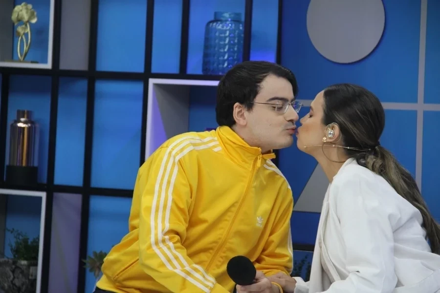 “a-fazenda”:-apresentadora-quebra-silencio-apos-revelar-relacao-com-dudu-camargo