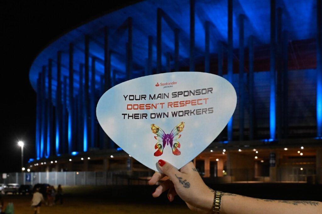 acao-denuncia-santander-no-show-da-katy-perry:-“nao-respeita-funcionarios”