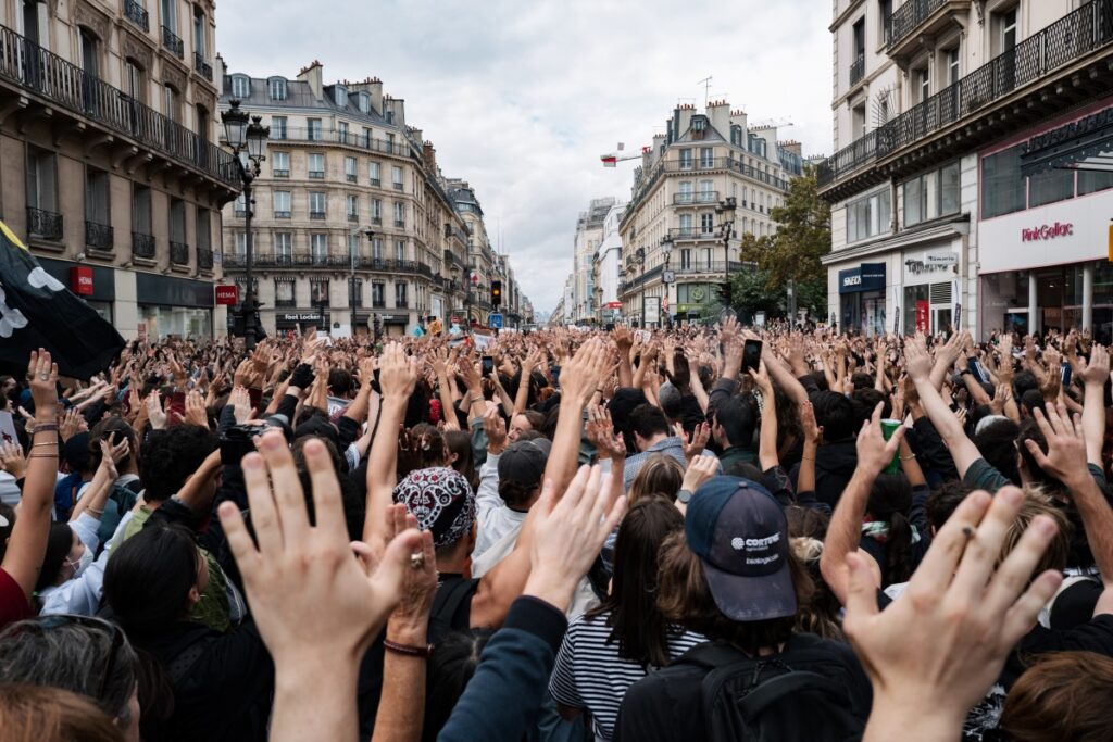 sindicatos-pressionam-macron-a-abandonar-medidas-economicas