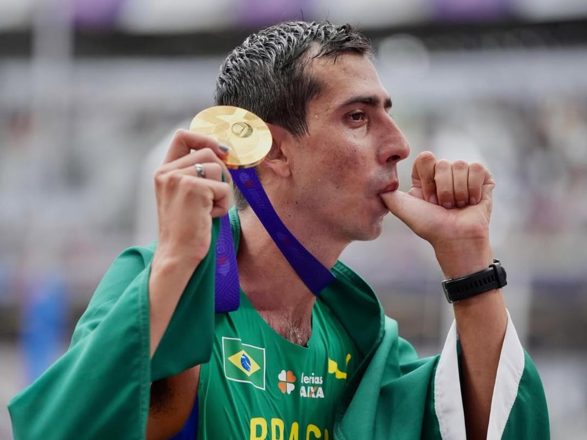 Caio Bonfim conquista ouro no Mundial e perde aliança durante a prova